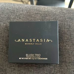 Anastasia blush trio - PEACHY  LOVE ❤️